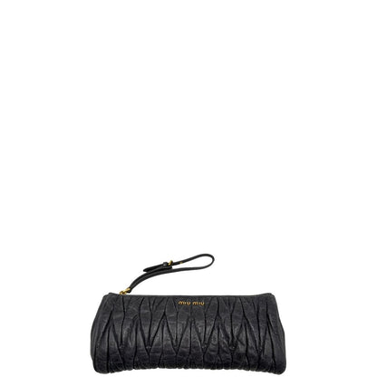 front Pochette Miu Miu in pelle matelassè grigia effetto invecchiato con parti metalliche dorate; munita di un polsino, da portare a mano, di lusso, originale, ottime condizioni.