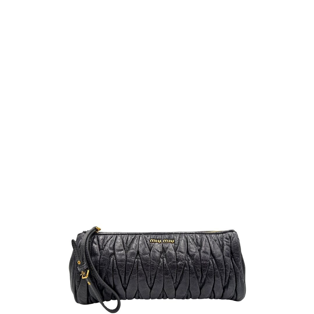 front Pochette Miu Miu in pelle matelassè grigia effetto invecchiato con parti metalliche dorate; munita di un polsino, da portare a mano, di lusso, originale, ottime condizioni. 