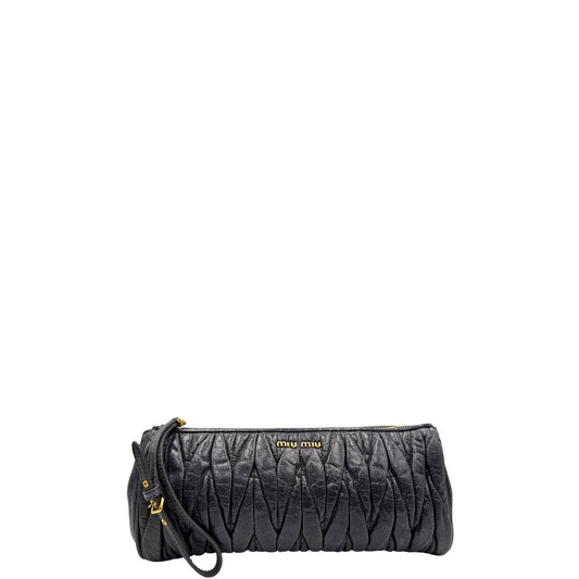 front Pochette Miu Miu in pelle matelassè grigia effetto invecchiato con parti metalliche dorate; munita di un polsino, da portare a mano, di lusso, originale, ottime condizioni. 