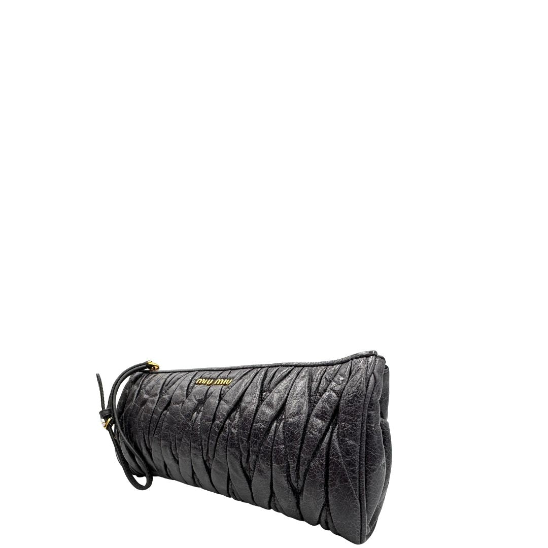 lato Pochette Miu Miu in pelle matelassè grigia effetto invecchiato con parti metalliche dorate; munita di un polsino, da portare a mano, di lusso, originale, ottime condizioni. 