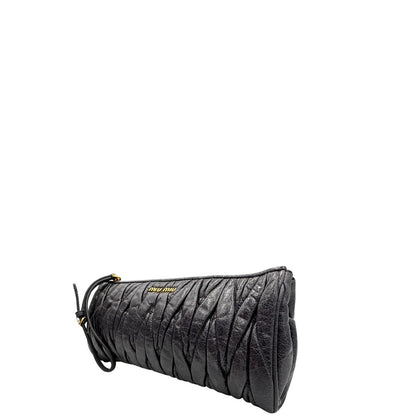 lato Pochette Miu Miu in pelle matelassè grigia effetto invecchiato con parti metalliche dorate; munita di un polsino, da portare a mano, di lusso, originale, ottime condizioni. 