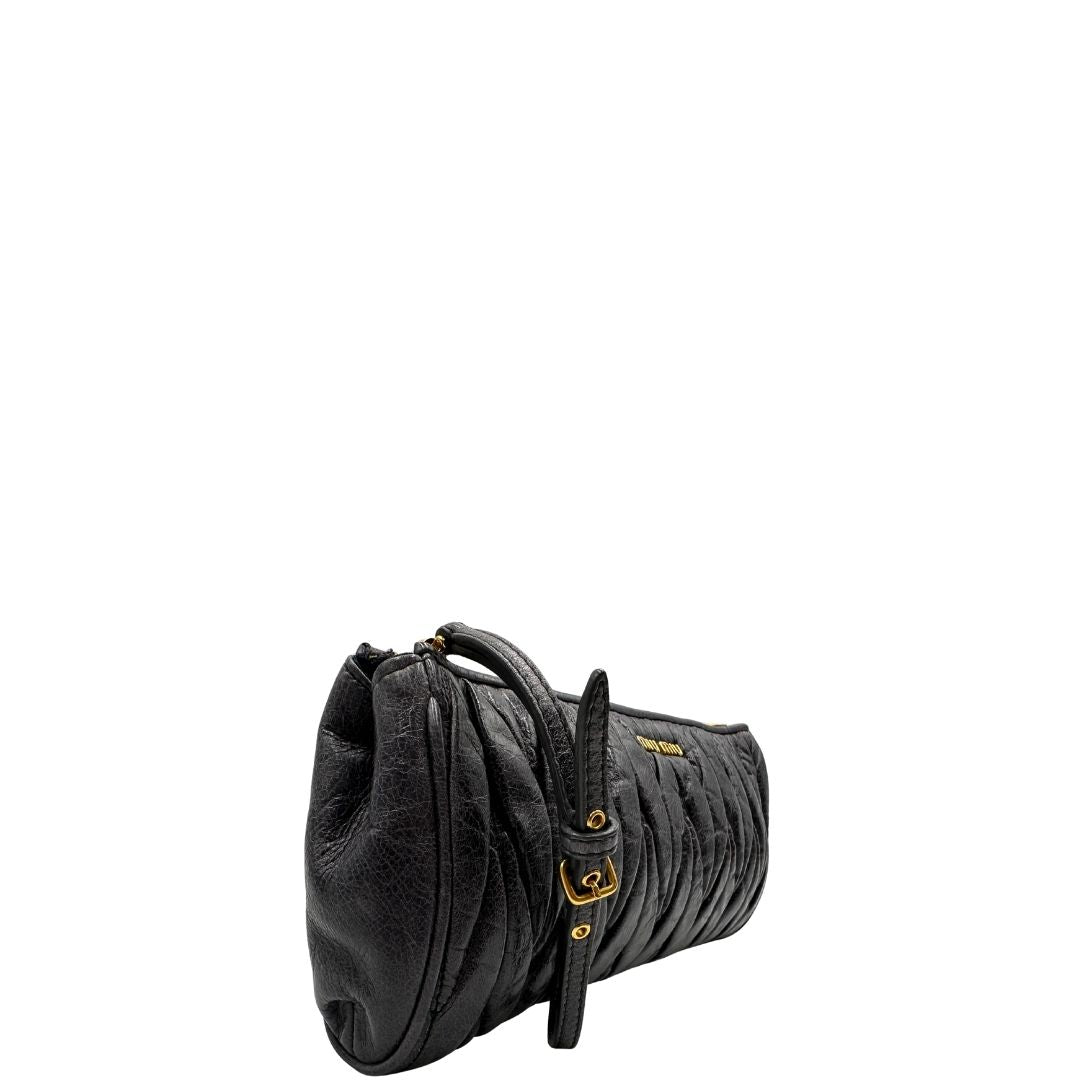 lato Pochette Miu Miu in pelle matelassè grigia effetto invecchiato con parti metalliche dorate; munita di un polsino, da portare a mano, di lusso, originale, ottime condizioni. 