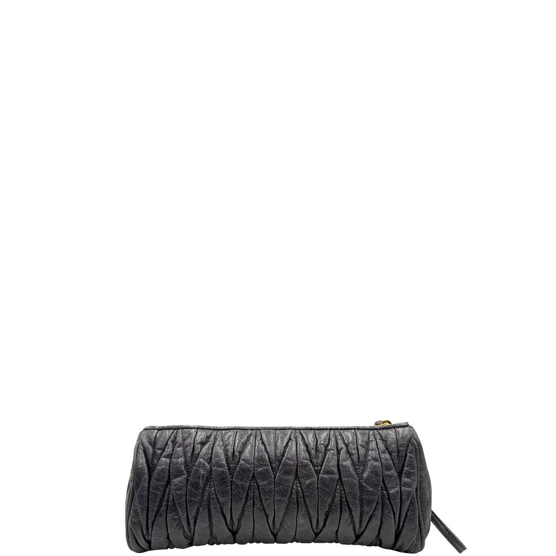 retro Pochette Miu Miu in pelle matelassè grigia effetto invecchiato con parti metalliche dorate; munita di un polsino, da portare a mano, di lusso, originale, ottime condizioni. 