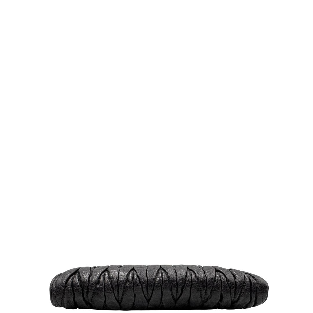 base Pochette Miu Miu in pelle matelassè grigia effetto invecchiato con parti metalliche dorate; munita di un polsino, da portare a mano, di lusso, originale, ottime condizioni. 