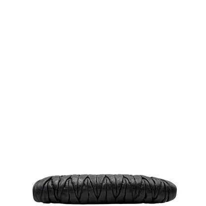 base Pochette Miu Miu in pelle matelassè grigia effetto invecchiato con parti metalliche dorate; munita di un polsino, da portare a mano, di lusso, originale, ottime condizioni. 