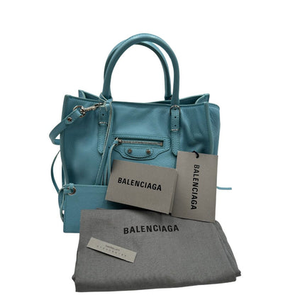 dustbag  Borsa Balenciaga in pelle color turchese con parti metalliche argentate; munita di doppi manici stondati e una tracolla amovibile e regolabile. Completa di dustbag e cartellini, di lusso, originale.