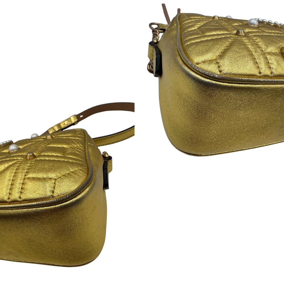 angoli Camera Bag Gucci Marmont in pelle dorata impreziosita da perline, di lusso, originale, ottime condizioni, usata.