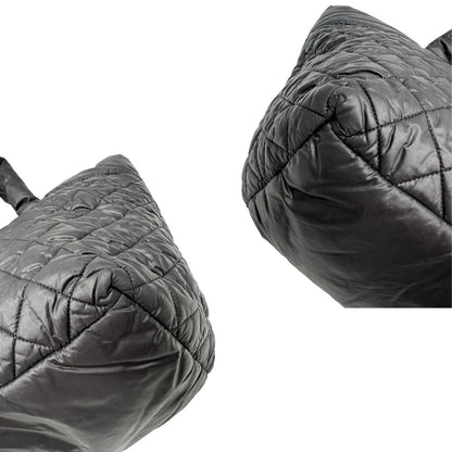 angoli Chanel in nylon trapuntato nero, caratterizzata da design morbido e leggero con iconico motivo matelassé. Dotata di doppi manici imbottiti, tasca frontale con zip e dettagli argentati, di lusso, originale, ottime condizioni. 