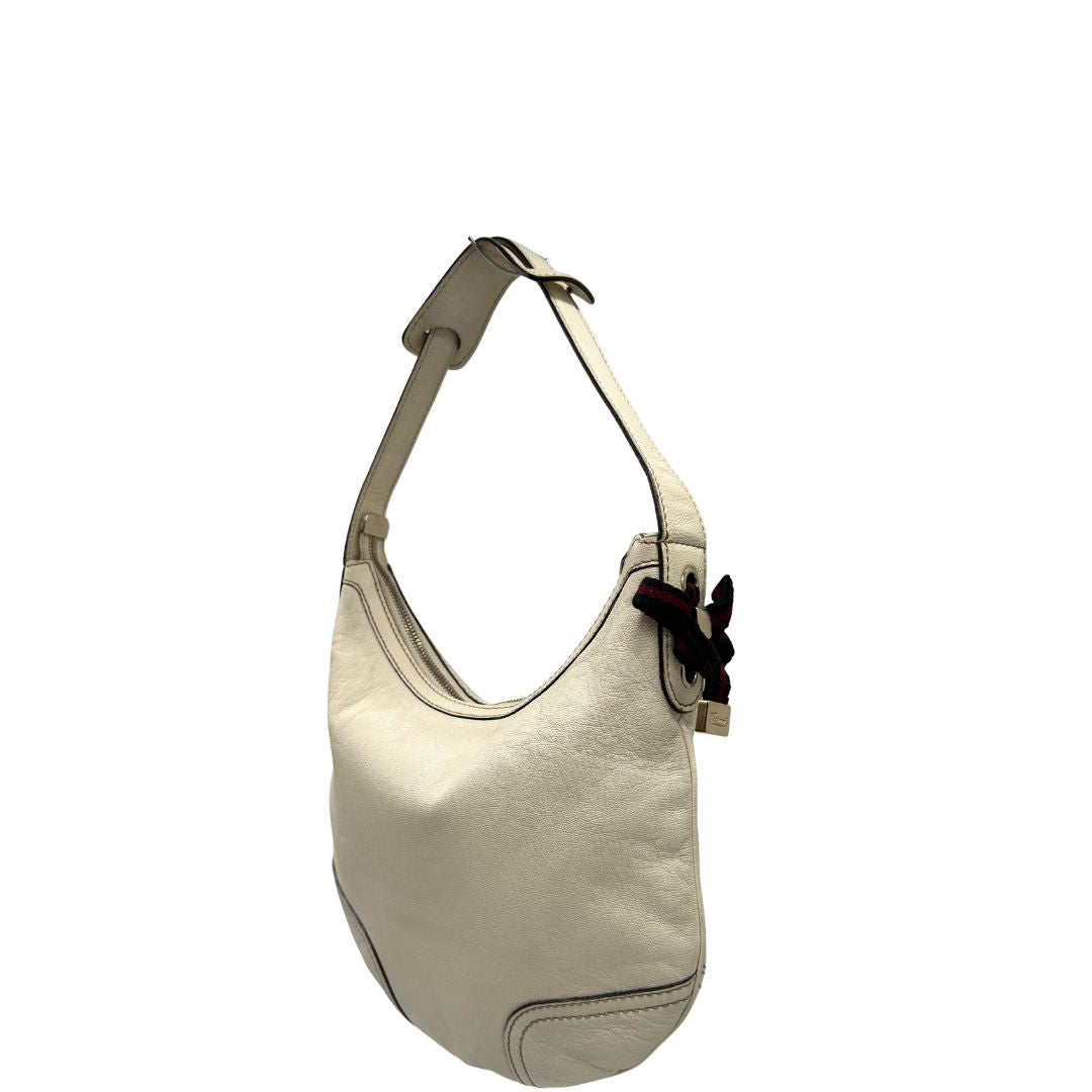 lato Mini Hobo Gucci in pelle impreziosita da fiocco Web blu e rosso, di lusso, originale, ottime condizioni, usata. 