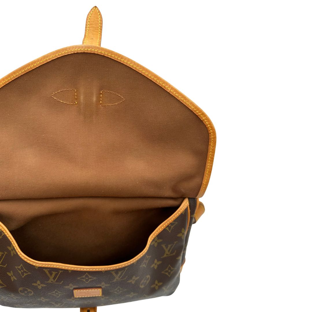interno Borsa Saumur LV monogram nella misura 30 realizzata in canvas monogram e finiture in vacchetta naturale, di lusso, originale, ottime condizioni, usata. 