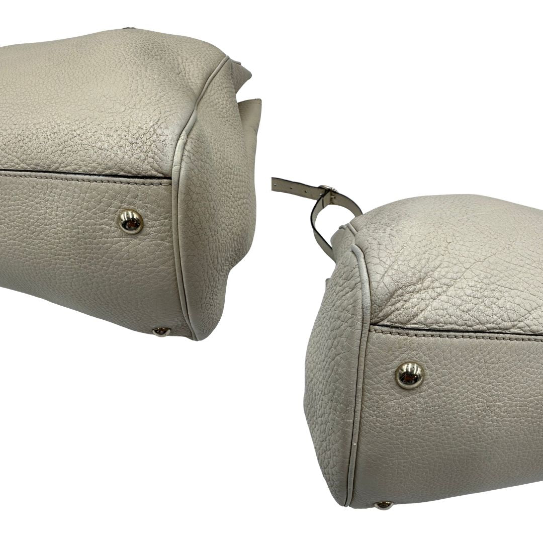 angoli Borsa Gucci in pelle bianca con manici bamboo, di lusso, originale, ottime condizioni, usata. 