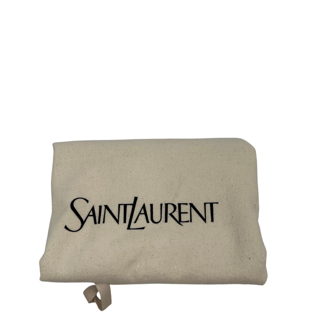 Saint Laurent Icare Maxi Shopping Bag in pelle trapuntata color avorio, impreziosita dall’iconico maxi logo Cassandre dorato frontale, di lusso, originale.