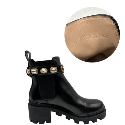 Stivaletti Gucci in pelle nera con inserti metallici dorati, zirconi e logo GG in metallo