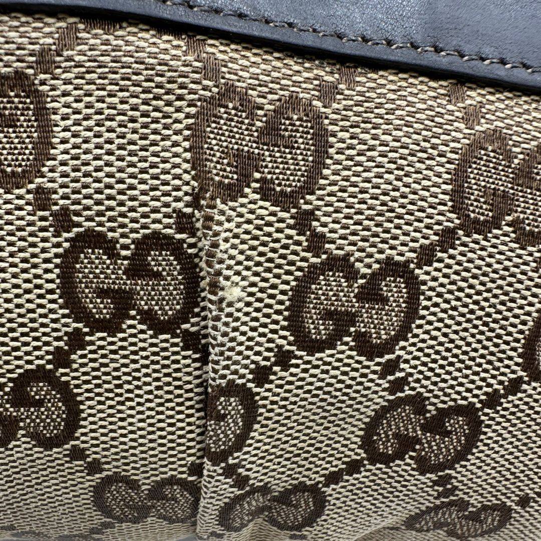 Borsa Gucci realizzata in tessuto beige con motivo GG di lusso, originale, ottime condizioni