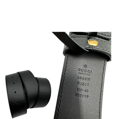 Cintura Gucci Marmont in pelle nera, impreziosita da fibbia GG in metallo dorato. Completa di dustbag e scatola logata, di lusso, originale, ottime condizioni, usata.