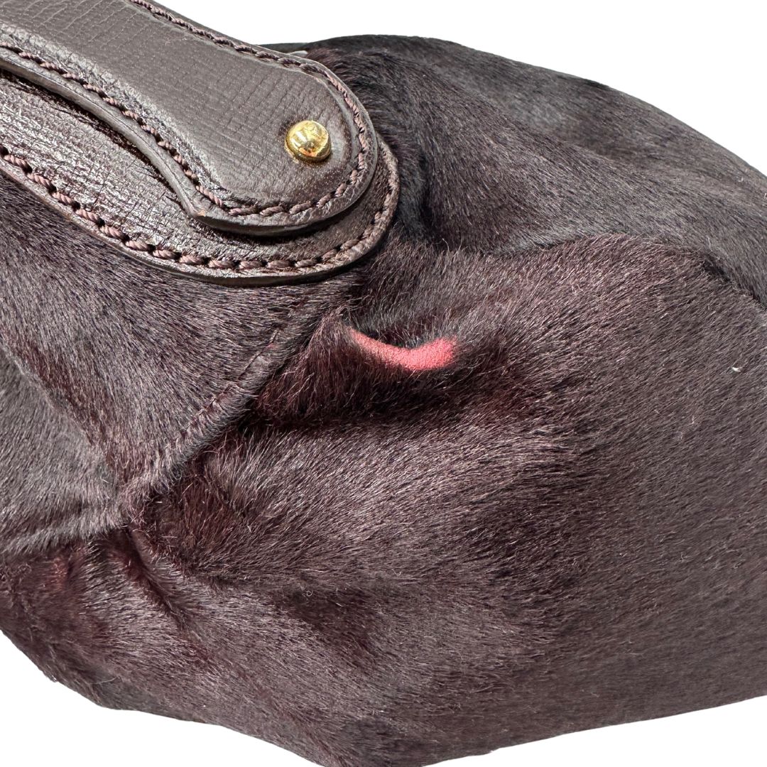 pelo mancante della Borsa Fendi effetto pelo marrone con finiture in pelle tono su tono e parti metalliche dorate; munita di un manico singolo, indossabile a spalla, di lusso, originale, usata.