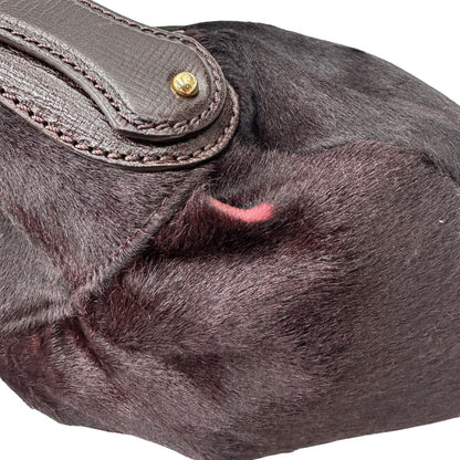 pelo mancante della Borsa Fendi effetto pelo marrone con finiture in pelle tono su tono e parti metalliche dorate; munita di un manico singolo, indossabile a spalla, di lusso, originale, usata.