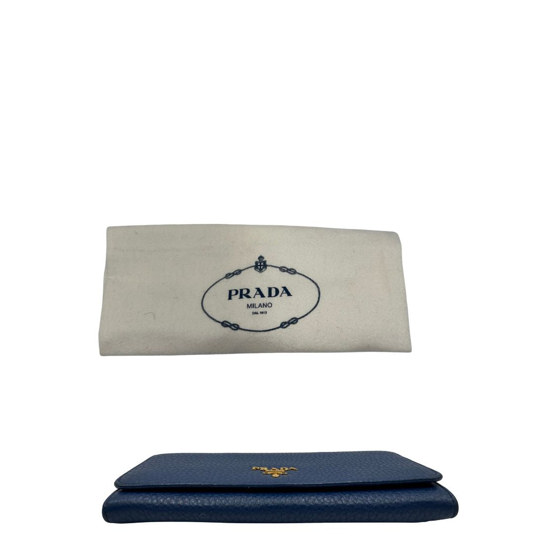 base Portafoglio Prada in pelle blu martellata con parti metalliche dorate. Completo di dustbag, di lusso, originale, ottime condizioni, usata.