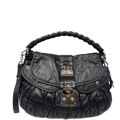 Front della borsa Miu Miu realizzata in pelle color viola melanzana con lavorazione matelassé, caratterizzata da morbide arricciature, di lusso, originale, ottime condizioni, usata