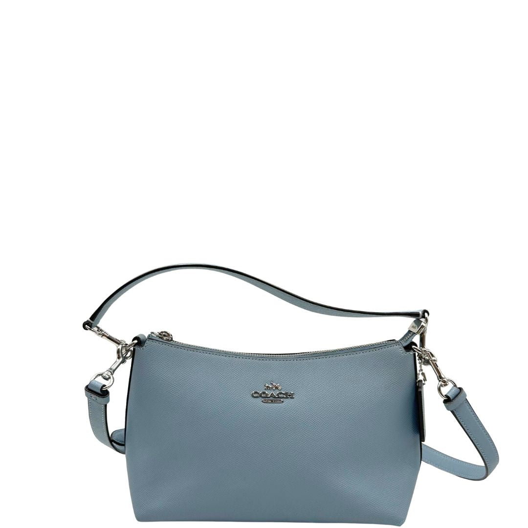 front Borsa Coach in pelle martellata color azzurro polvere, puoi portarla comodamente a spalla, a tracolla o a mano, di lusso, originale, ottime condizioni, usata. 