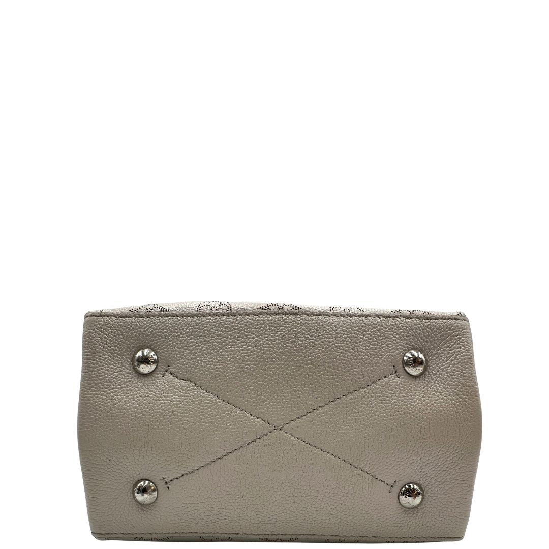 base Borsa Louis Vuitton in pelle Mahina color grigio Galet con perforature a motivo monogram e parti metalliche argentate, munita di un manico intrecciato e una tracolla amovibile e regolabile; impreziosita da portachiavi e porta address. Completa di corredo, chiavi e lucchetto, di lusso, originale, usata.