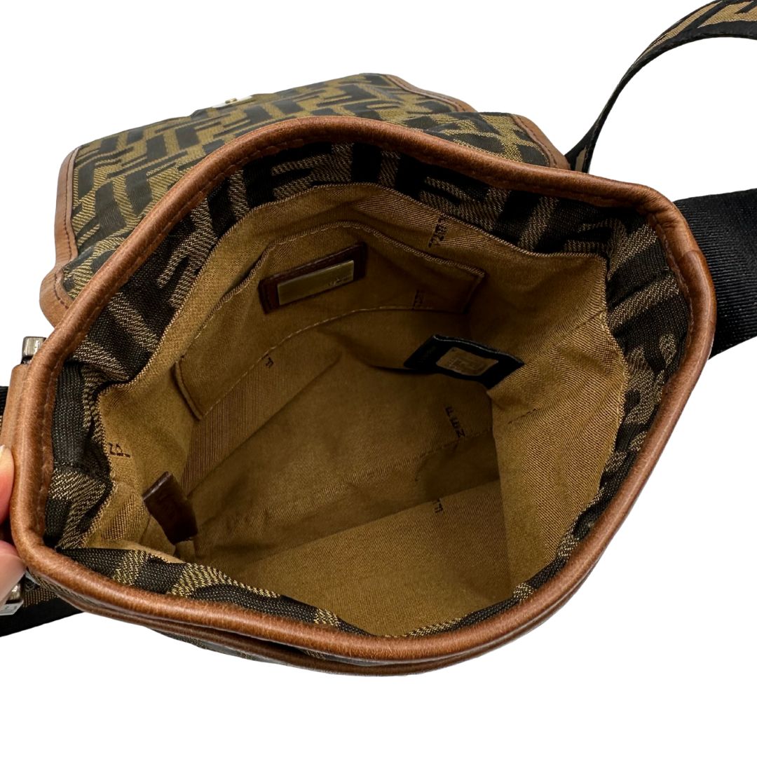 interno Borsa Fendi in tessuto color tabacco trama Zucca con finiture in pelle marroni; munita di una tracolla regolabile, di lusso, originale, ottime condizioni