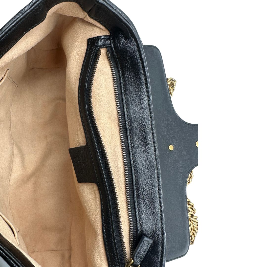 interno Borsa Gucci Marmont nella misura grande in pelle chevron color zucca e profili neri, di lusso, originale, ottime condizioni, usata. 