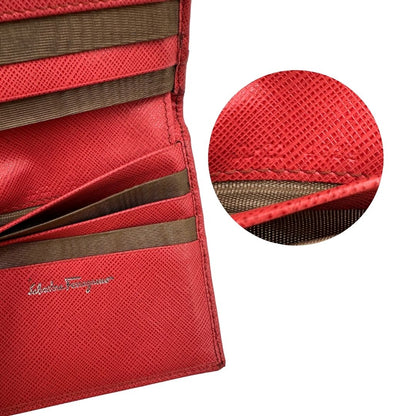 Portafoglio Salvatore Ferragamo in pelle color rosso fragola, di lusso, originale, ottime condizioni, usato.