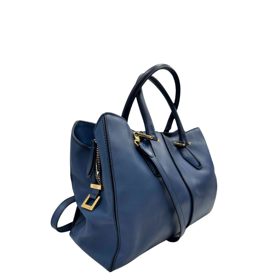 lato Bauletto Tod's in pelle blu con parti metalliche dorate; munita di doppi manici stondati e una tracolla amovibile e regolabile 