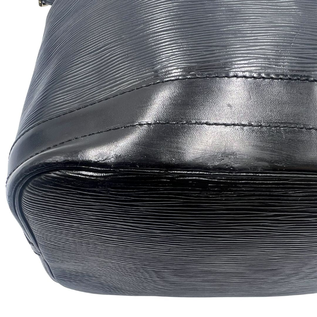 Difetto di un secchiello Noé Louis Vuitton in pelle Epi nera, con parti metalliche dorate e manico regolabile con fibbia. Indossabile a spalla. Completa di dustbag.