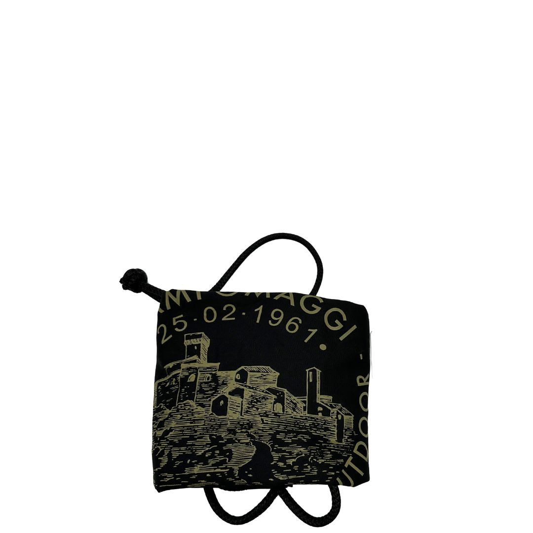 Dustbag di una tote Campomaggi in nylon trama camouflage, con finiture in pelle testa di moro e parti metalliche argentate. Munita di tracolla amovibile e regolabile.