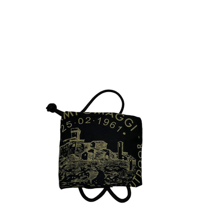 Dustbag di una tote Campomaggi in nylon trama camouflage, con finiture in pelle testa di moro e parti metalliche argentate. Munita di tracolla amovibile e regolabile.