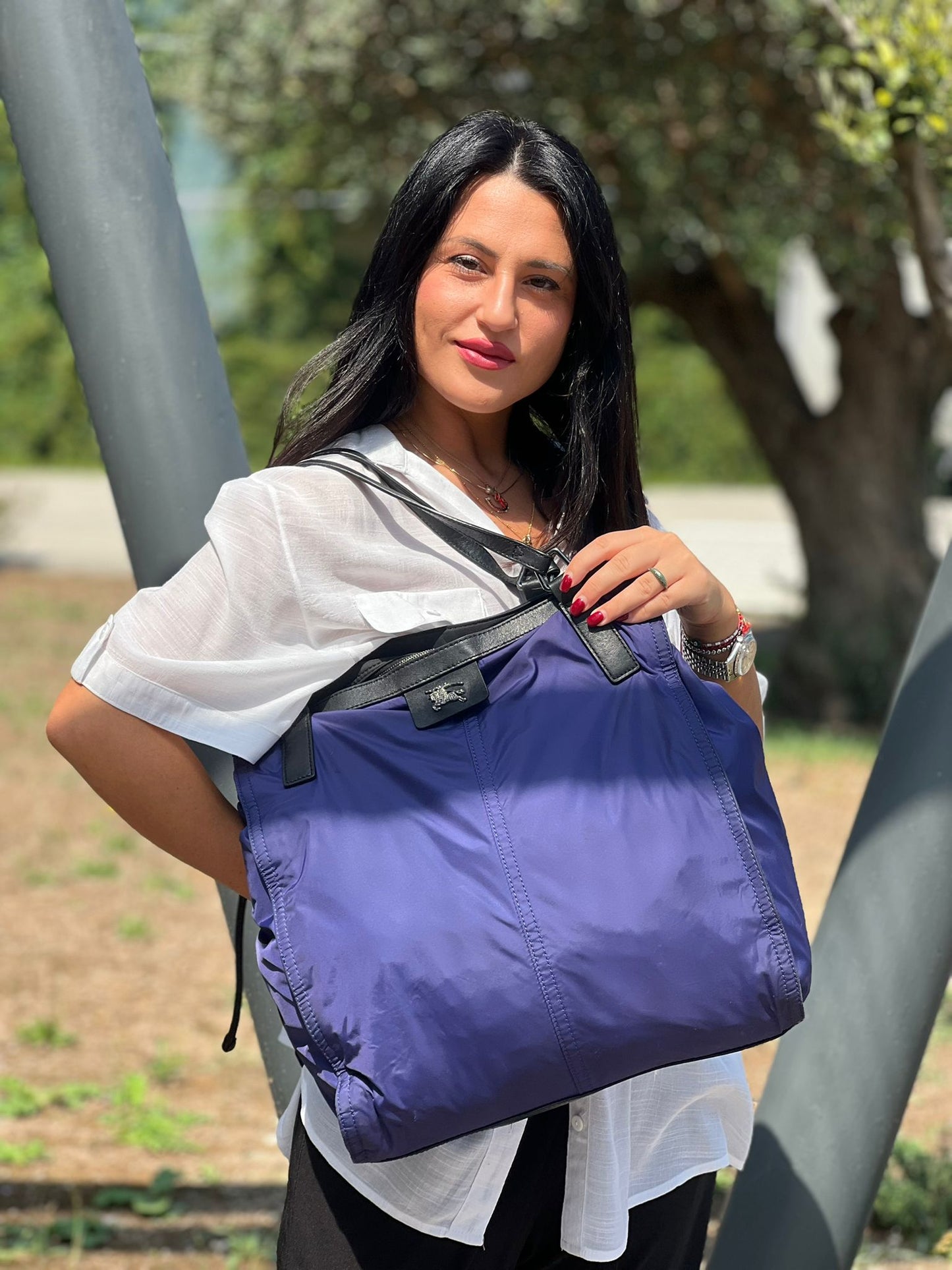 Borsa Burberry Tote Buckleigh in nylon viola con finiture in pelle nera e parti metalliche effetto renio. Munita di doppi manici, da indossare a spalla. Originale, usato, in condizioni ottime . 