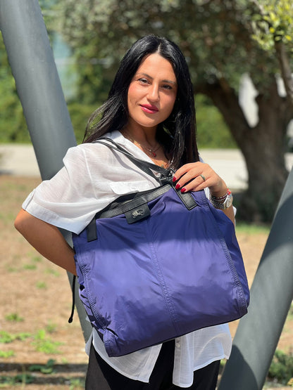 Borsa Burberry Tote Buckleigh in nylon viola con finiture in pelle nera e parti metalliche effetto renio. Munita di doppi manici, da indossare a spalla. Originale, usato, in condizioni ottime . 