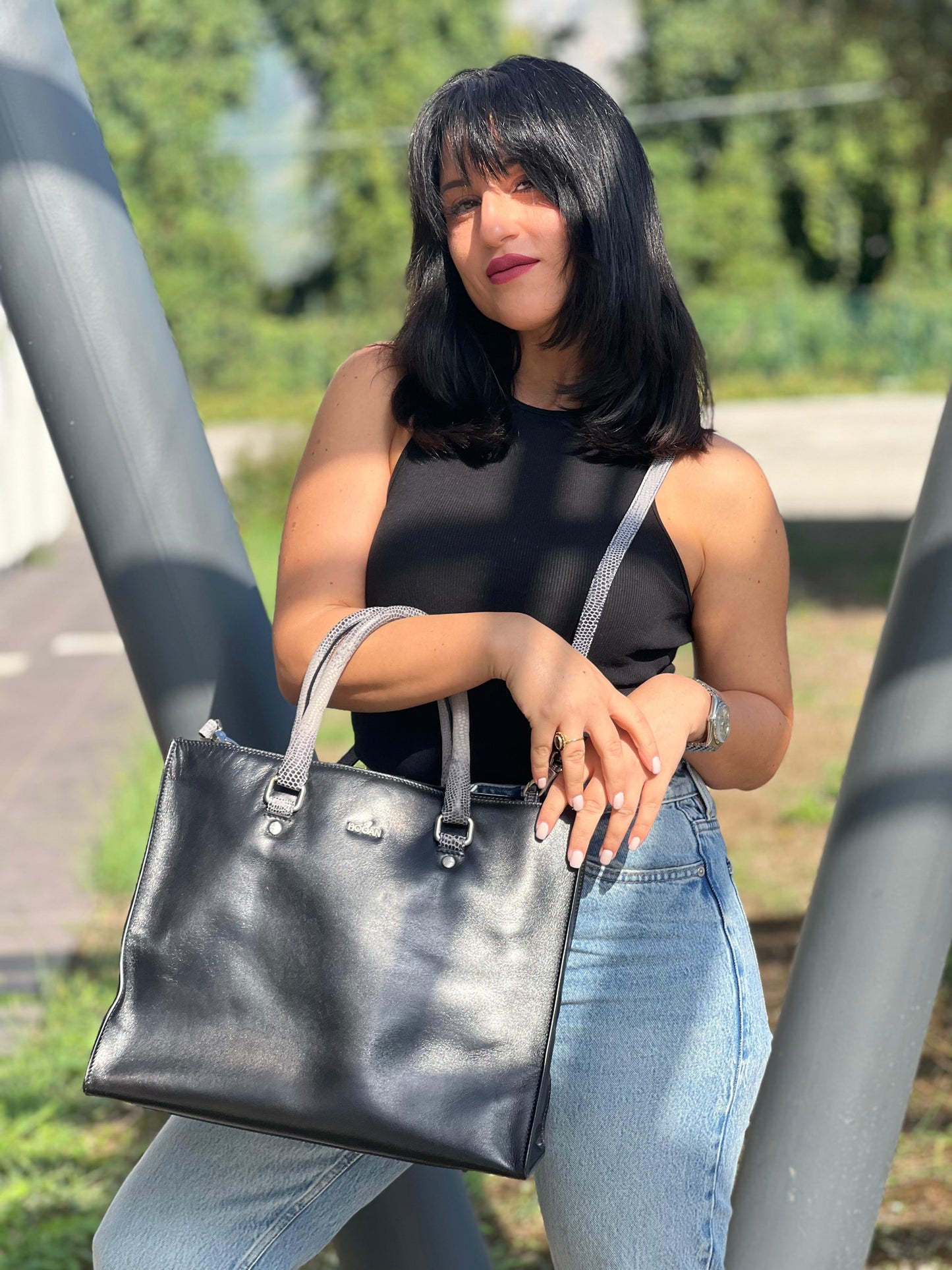 Satchel Hogan con tracolla