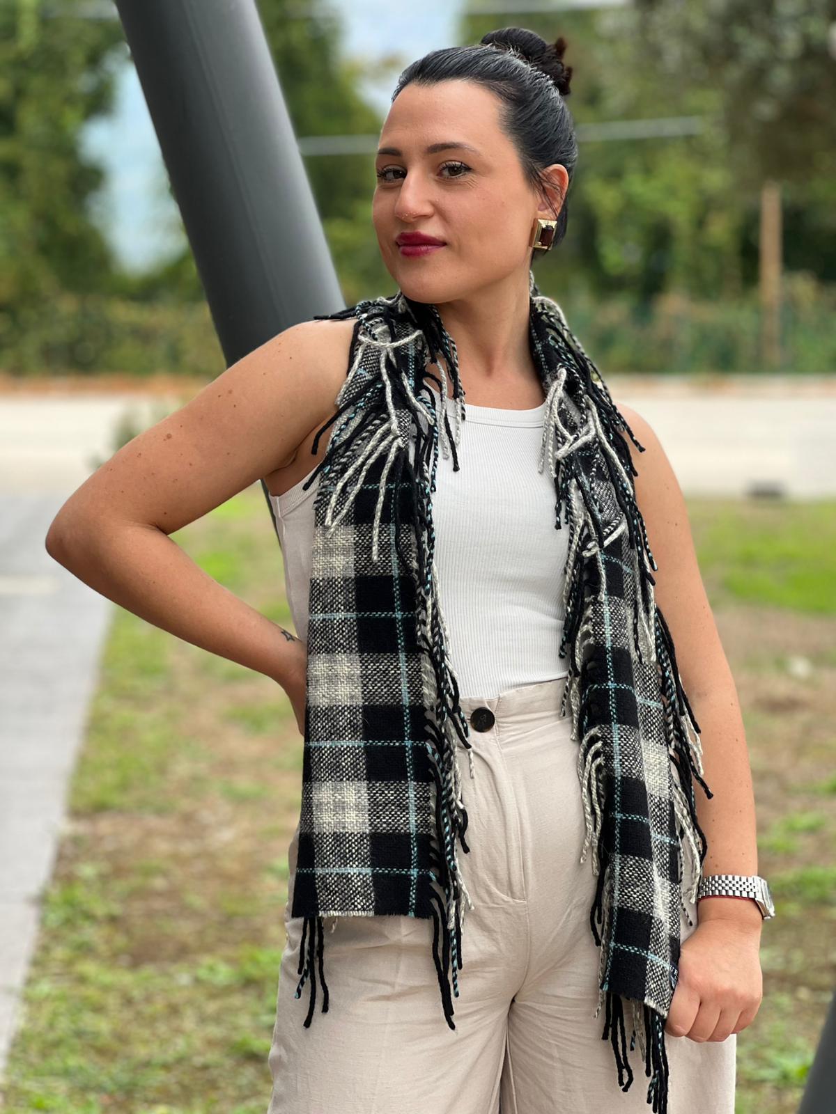 Sciarpa Burberry in 77% lana Merino, 21% angora e 2% cashmere con trama tartan, di lusso, originale, ottime condizioni.