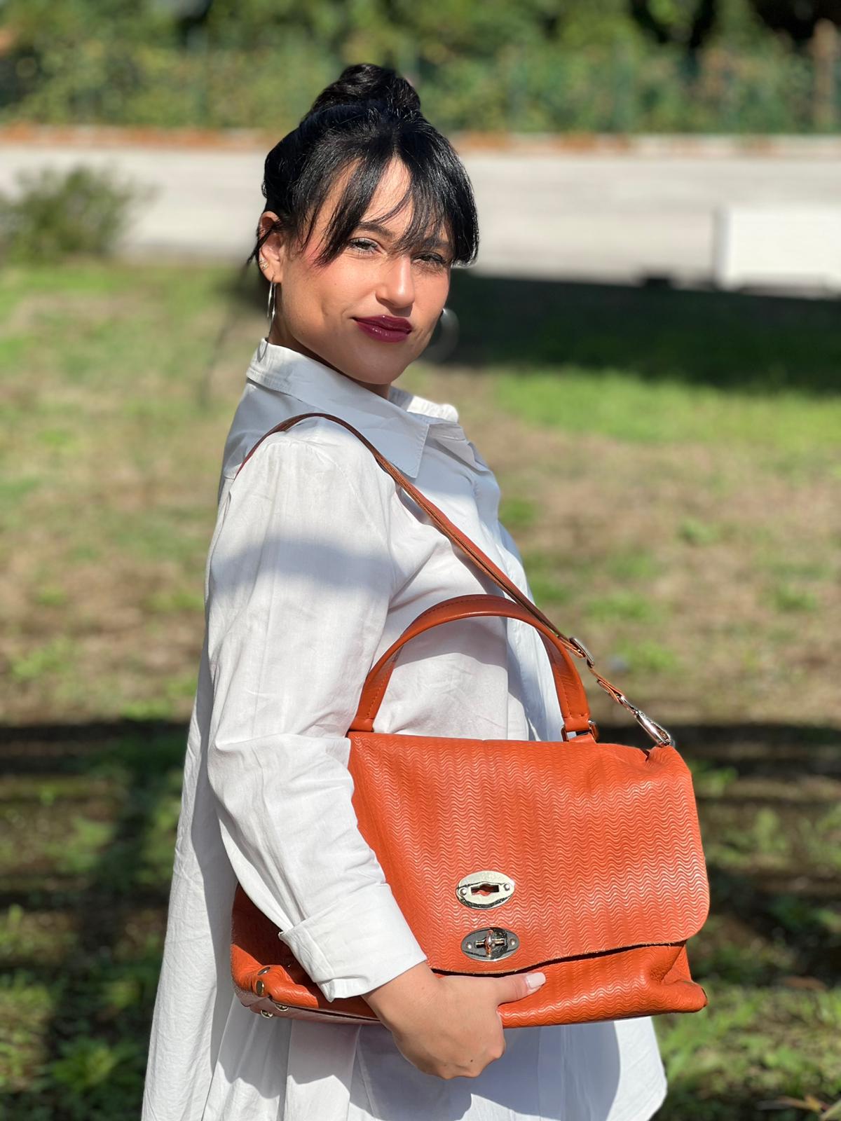 indossata Borsa Zanellato in pelle arancione trama blandine e parti metalliche dorate; munita di un manico singolo e una tracolla amovibile e regolabile.