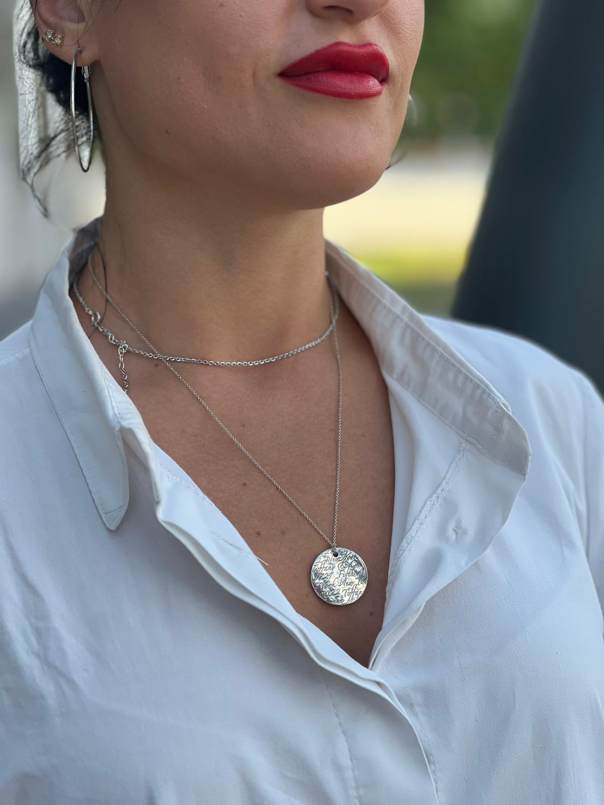 Collana Tiffany&Co. con ciondolo rotondo Notes in argento 925. Completa di sacchetto antipolvere. Originale, usato, in condizioni ottime.