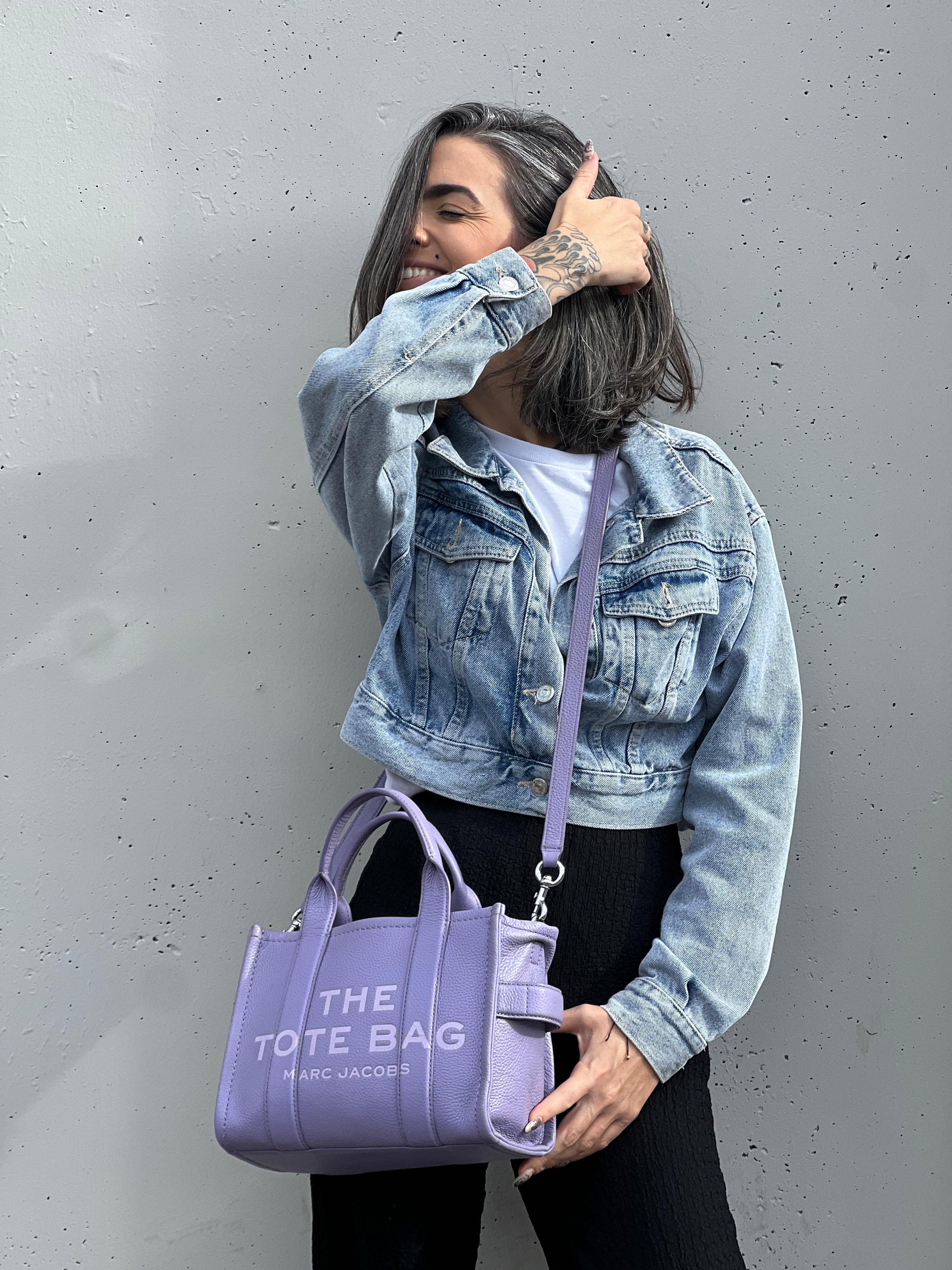 indossata The Tote Bag Marc Jacobs in pelle lilla con parti metalliche argentate; munita di doppi manici e una tracolla amovibile e regolabile. Completa di dustbag, di lusso, originale, ottime condizioni. 