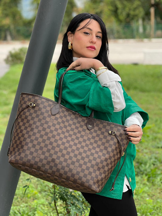 front Borsa Louis Vuitton Neverfull GM in canvas Damier Ébène con finiture in pelle marroni testa di moro e parti metalliche dorate; munita di doppi manici, indossabile a spalla, di lusso, originale, di lusso, usata. 