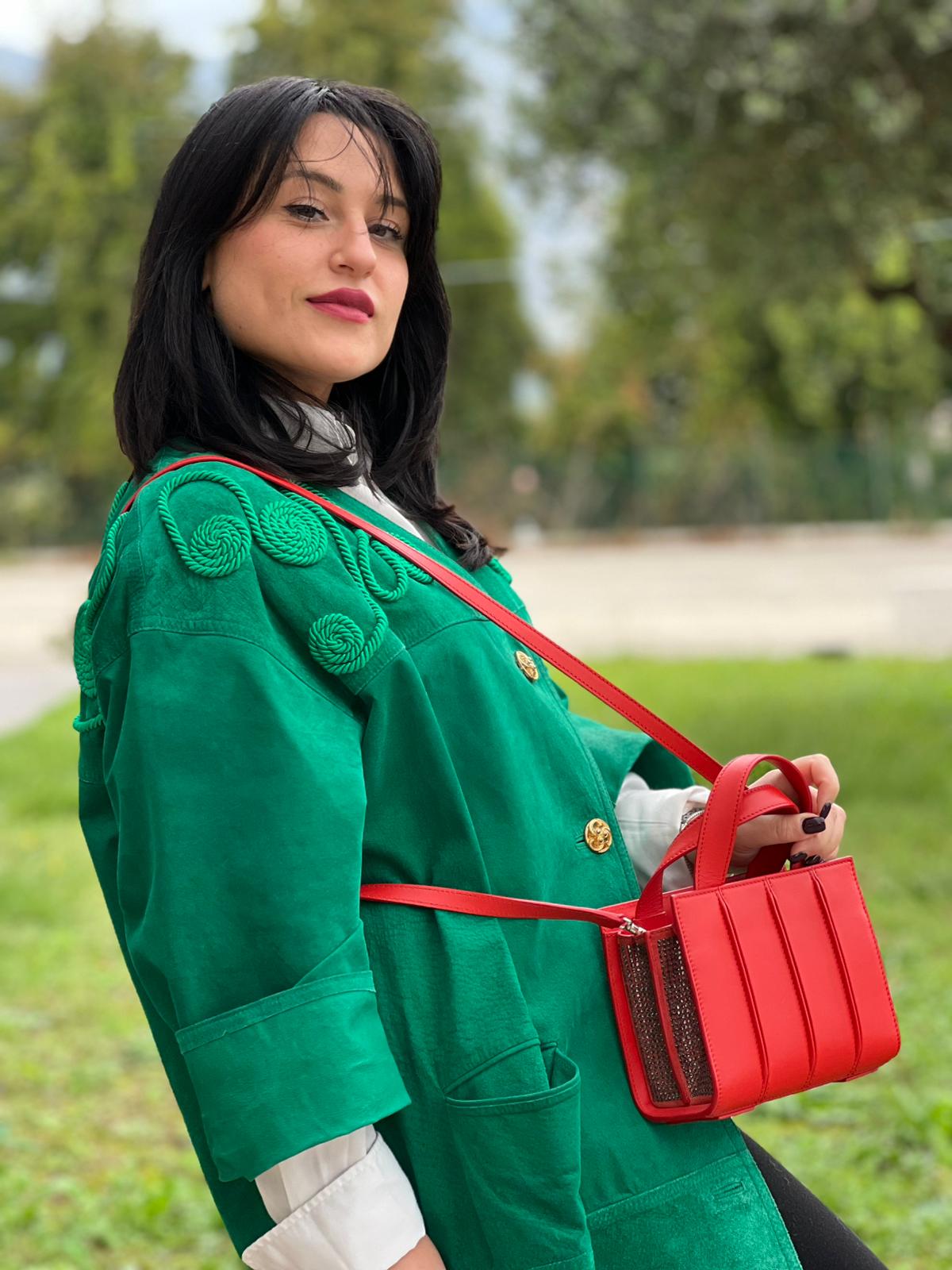 indossata  Borsa Max Mara in pelle rossa con parti metalliche argentate; impreziosita da strass lungo i laterali e munita di doppi manici fissi e due manici lunghi amovibili, di lusso, originale, ottime condizioni. 