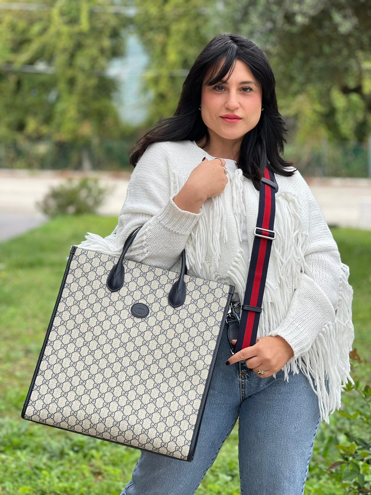  Borsa Gucci in canvas GG monogram beige con finiture in pelle blu e parti metalliche argentate; munita di doppi manici stondati e una tracolla in tessuto Gucci Web blu e rossa, amovibile e regolabile. Completa di dustbag, di lusso, originale, eccellenti condizioni, usata.