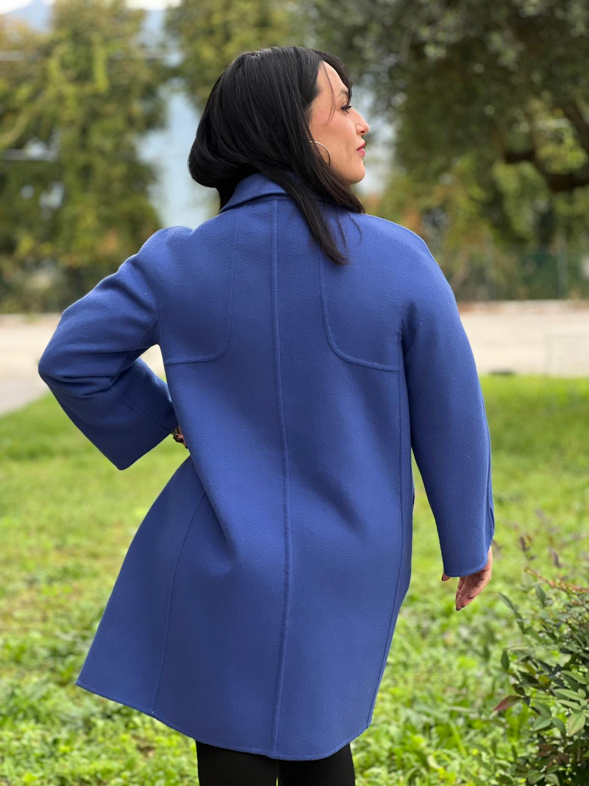 Cappotto Luisa Spagnoli color blu reale in 50% lana e 50% poliestere; bottoni con finiture dorate, di lusso, originale, eccellenti condizioni, usato.