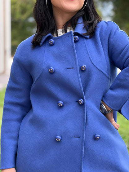 Cappotto Luisa Spagnoli color blu reale in 50% lana e 50% poliestere; bottoni con finiture dorate, di lusso, originale, eccellenti condizioni, usato.