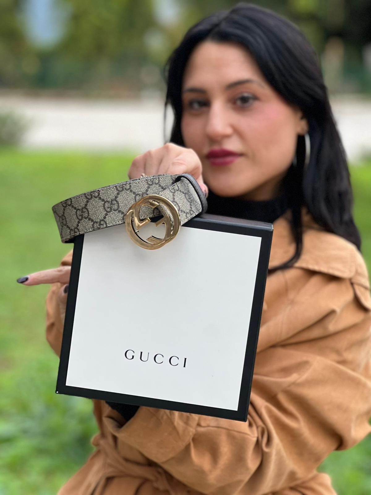 Cintura Gucci in canvas beige GG con finiture in pelle marroni e parti metalliche dorate. Completa di corredo, di lusso, originale, ottime condizioni, usata.