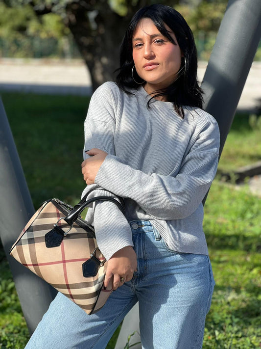 indossata Borsa Burberry in canvas trama tartan con finiture in pelle verniciata nera e parti metalliche argentate; munita di doppi manici, da portare a mano. Completa di dustbag, di lusso, originale, ottime condizioni, usata.