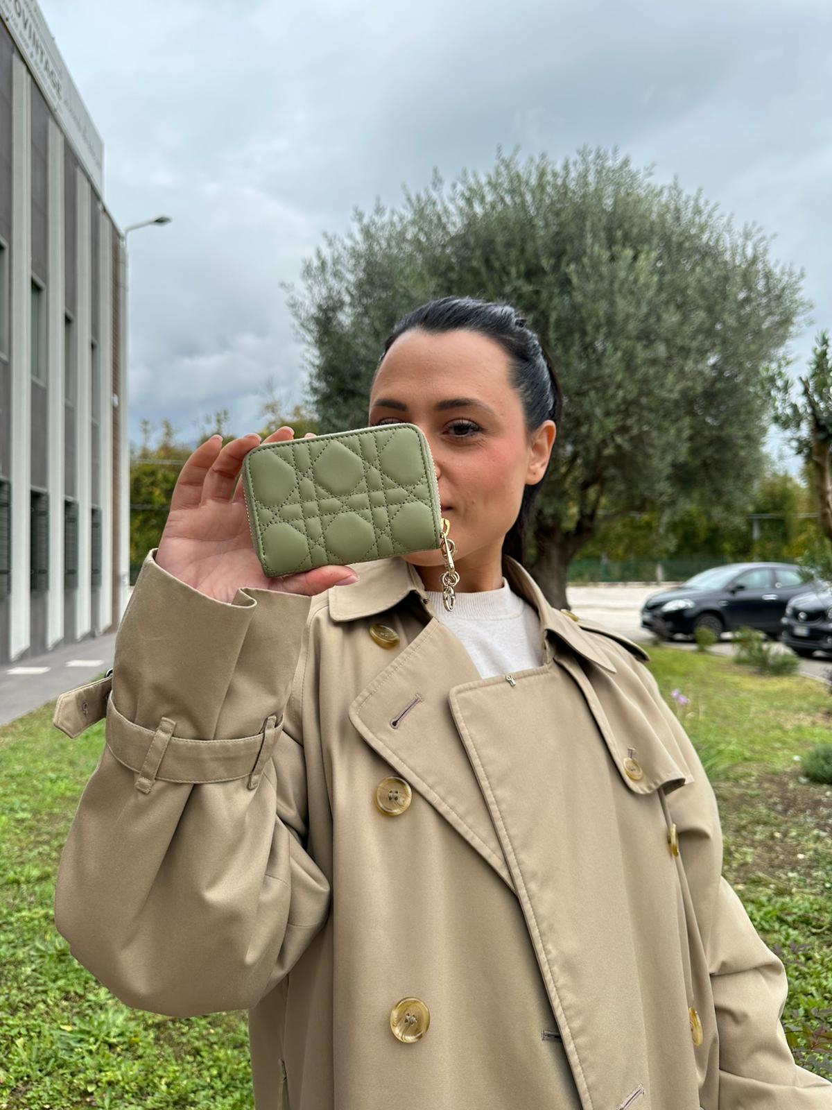 Portafoglio Dior in pelle verde trama cannage con parti metalliche dorate; munita di charm amovibile. Completo di corredo, di lusso, originale, ottime condizioni.