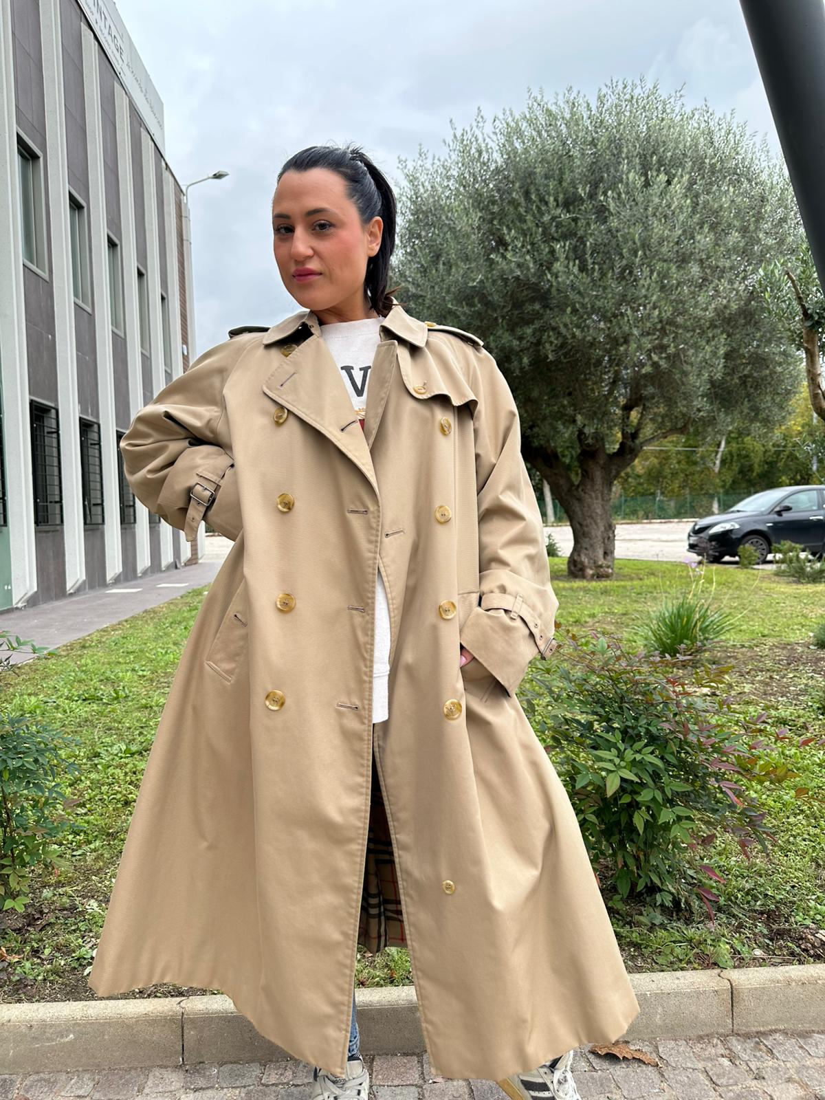 Trench Burberry beige in 51% cotone e 49% poliestere, di lusso, originale, ottime condizioni.