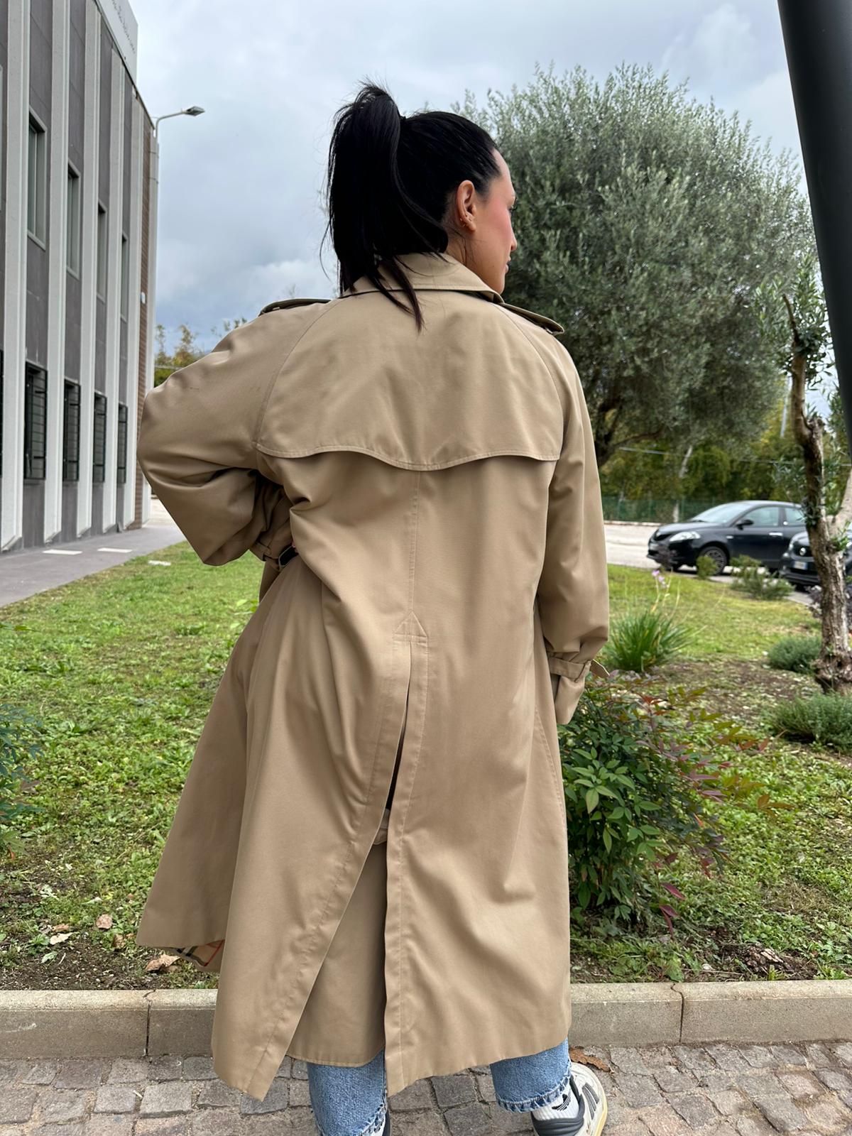 Trench Burberry beige in 51% cotone e 49% poliestere, di lusso, originale, ottime condizioni.