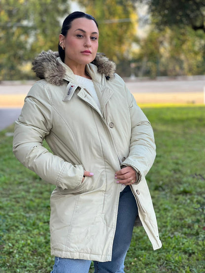 Giubbino Woolrich color sabbia in 60% cotone e 40% nylon, munito di cappuccio e doppie tasche, di lusso, originale, ottime condizioni.